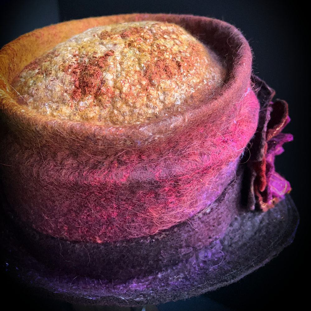Felted top hat with flower - 24“