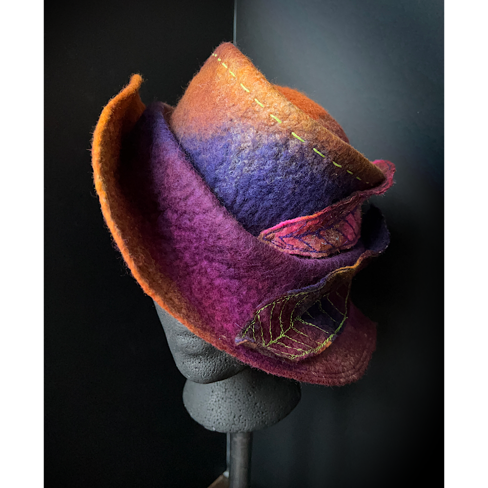 Felted top hat with leaves - 23.5“