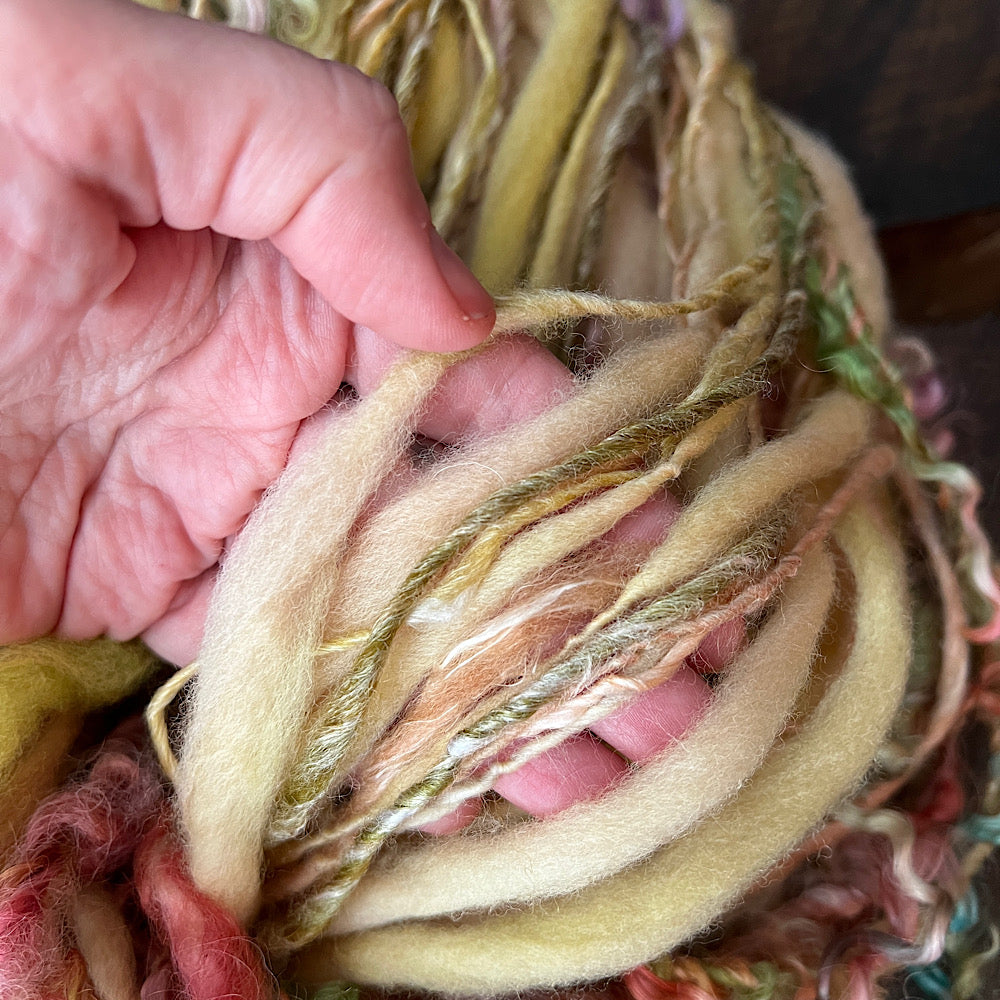 Golden kiss art yarn single