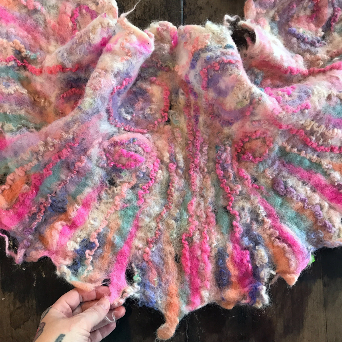 Pink felt scarf Foulard de feutre rose - Mynoush