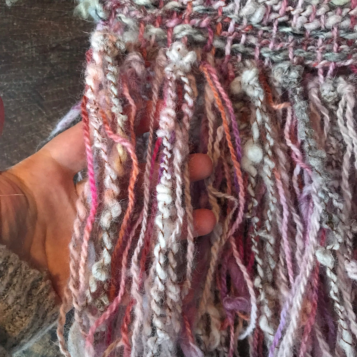 Light pink woven scarf 100% Wool Hand woven 90” x 8”| Foulard rose en laine tissé main 90”x8” - Mynoush