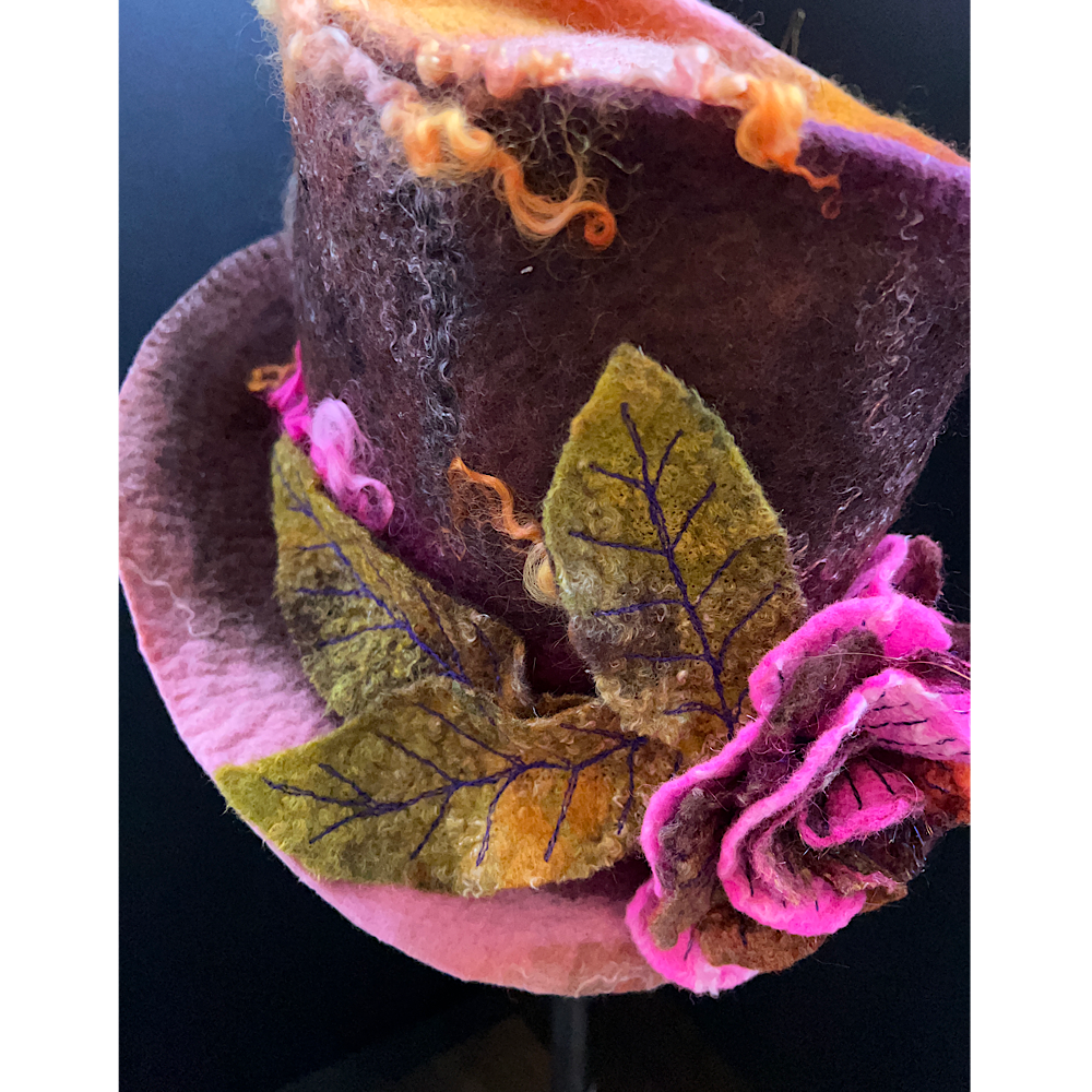 Felted top hat with rose - 24“