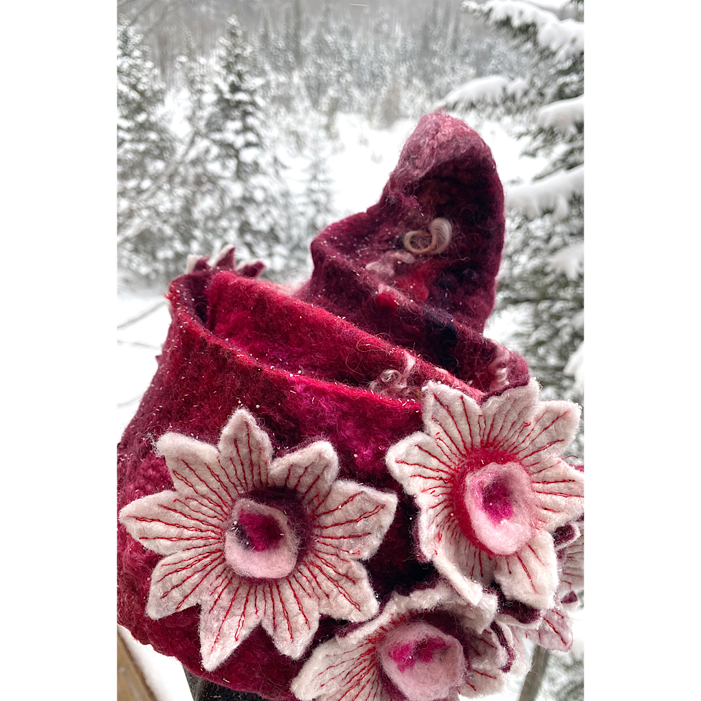 Winter is blooming - Felted hat 23.5“ medium