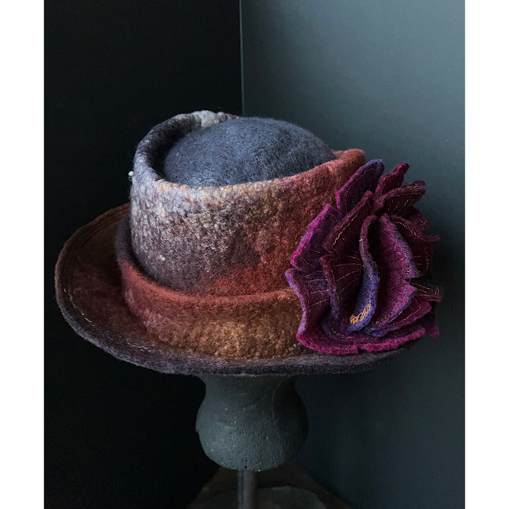 Felted top hat with rose - 22.5“