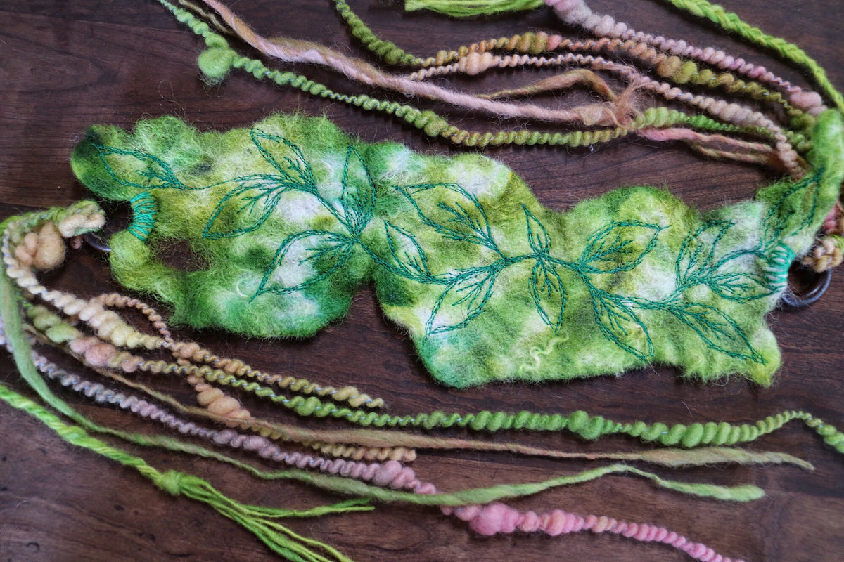 Green felted headband with embroidery | Bandeau en feutre Vert avec broderie - Mynoush