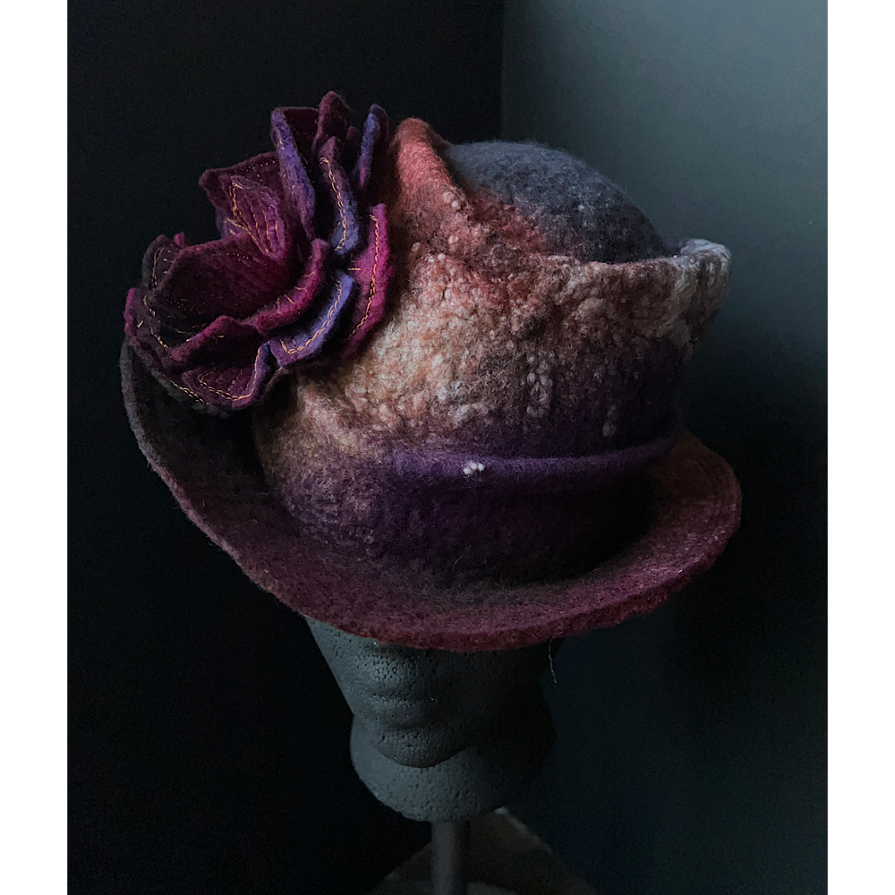 Felted top hat with rose - 22.5“