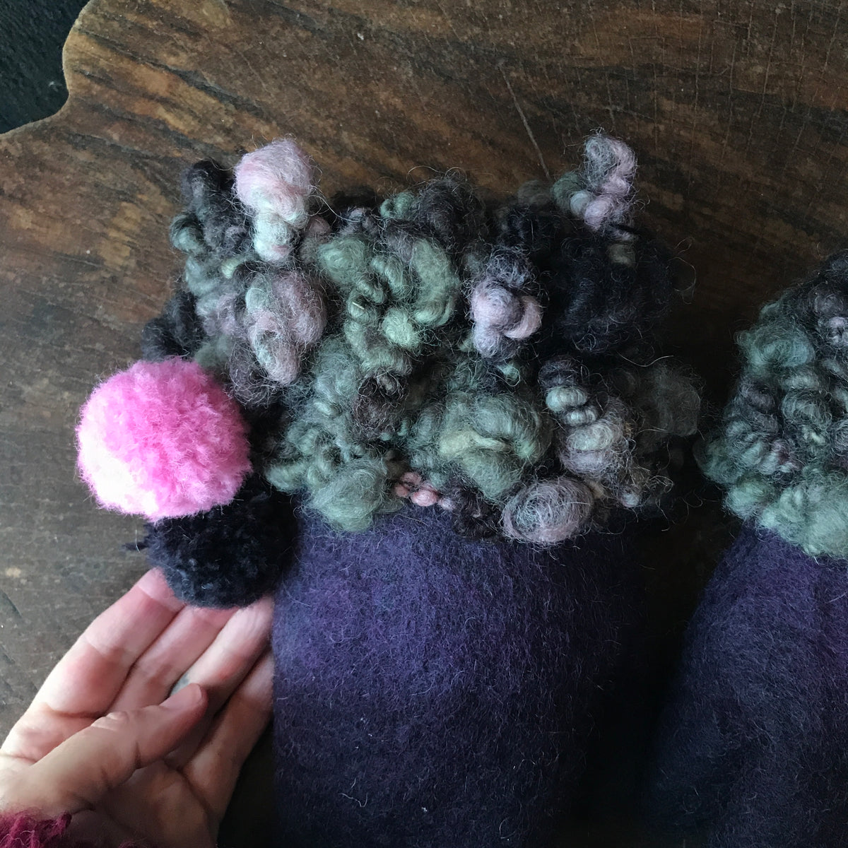 Charcoal felted mittens Mitaines grises en feutre - Mynoush
