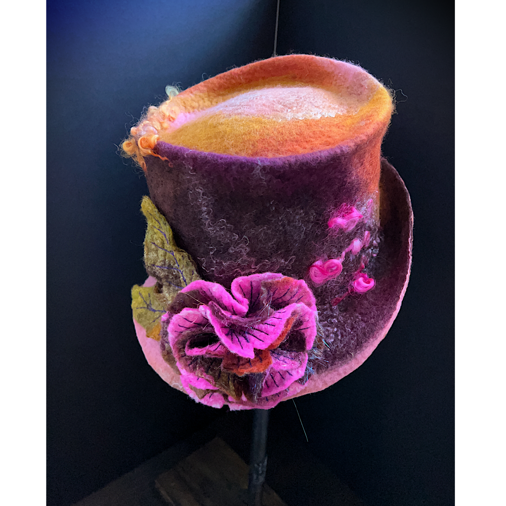Felted top hat with rose - 24“