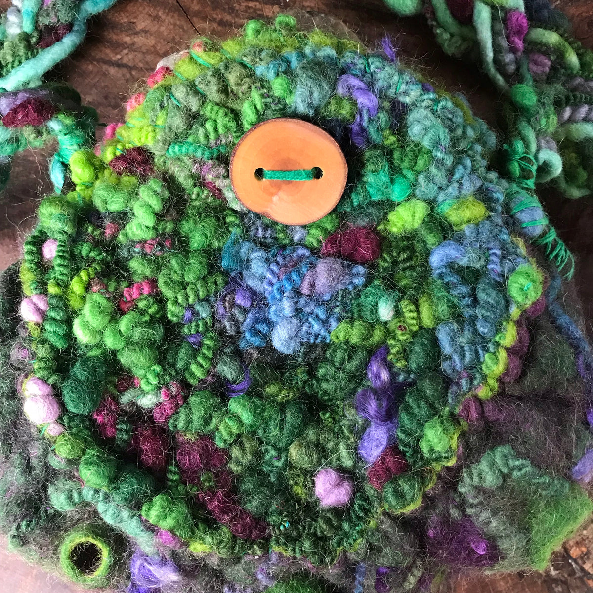 Green felted handbag with bubbles | Sac bandoulière BULLES en feutre VERT - Mynoush