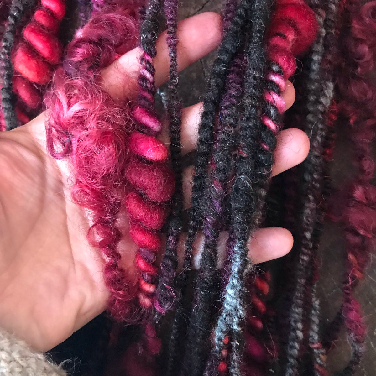 Burgundy art yarn 85g 28y - Mynoush