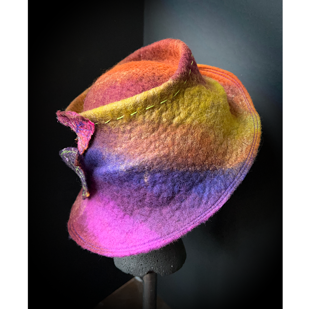 Felted top hat with leaves - 23.5“