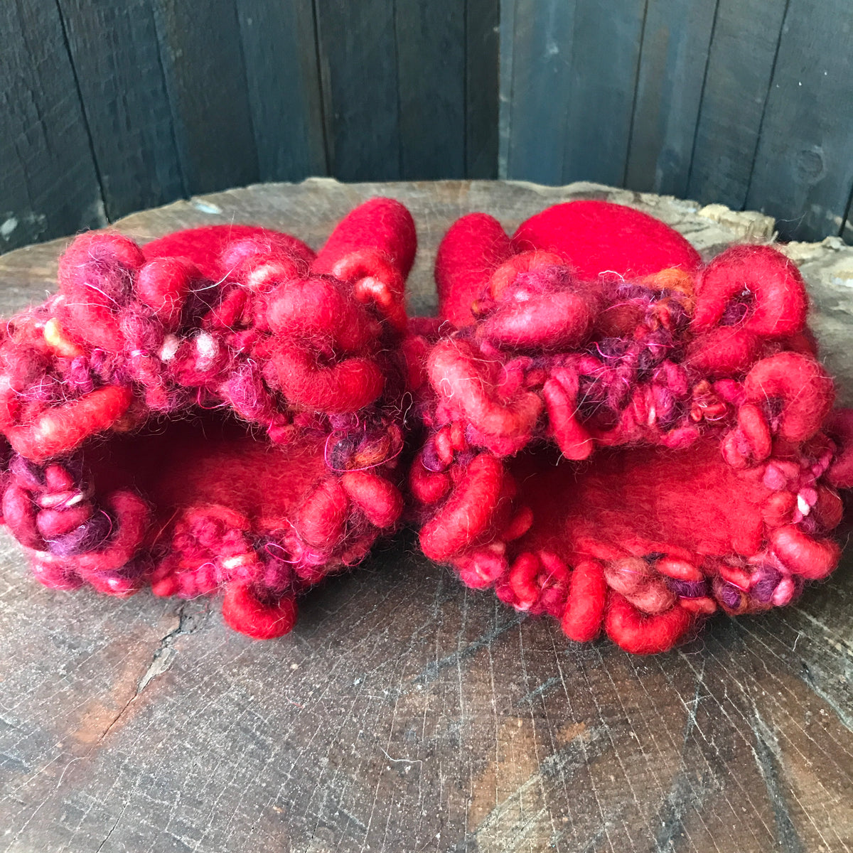 Red felted mittens Mitaines rouges en feutre - Mynoush