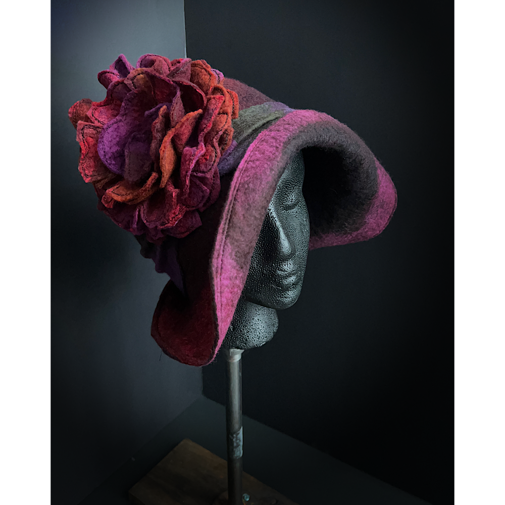 Felted flapper’s hat with rose size 23.5”
