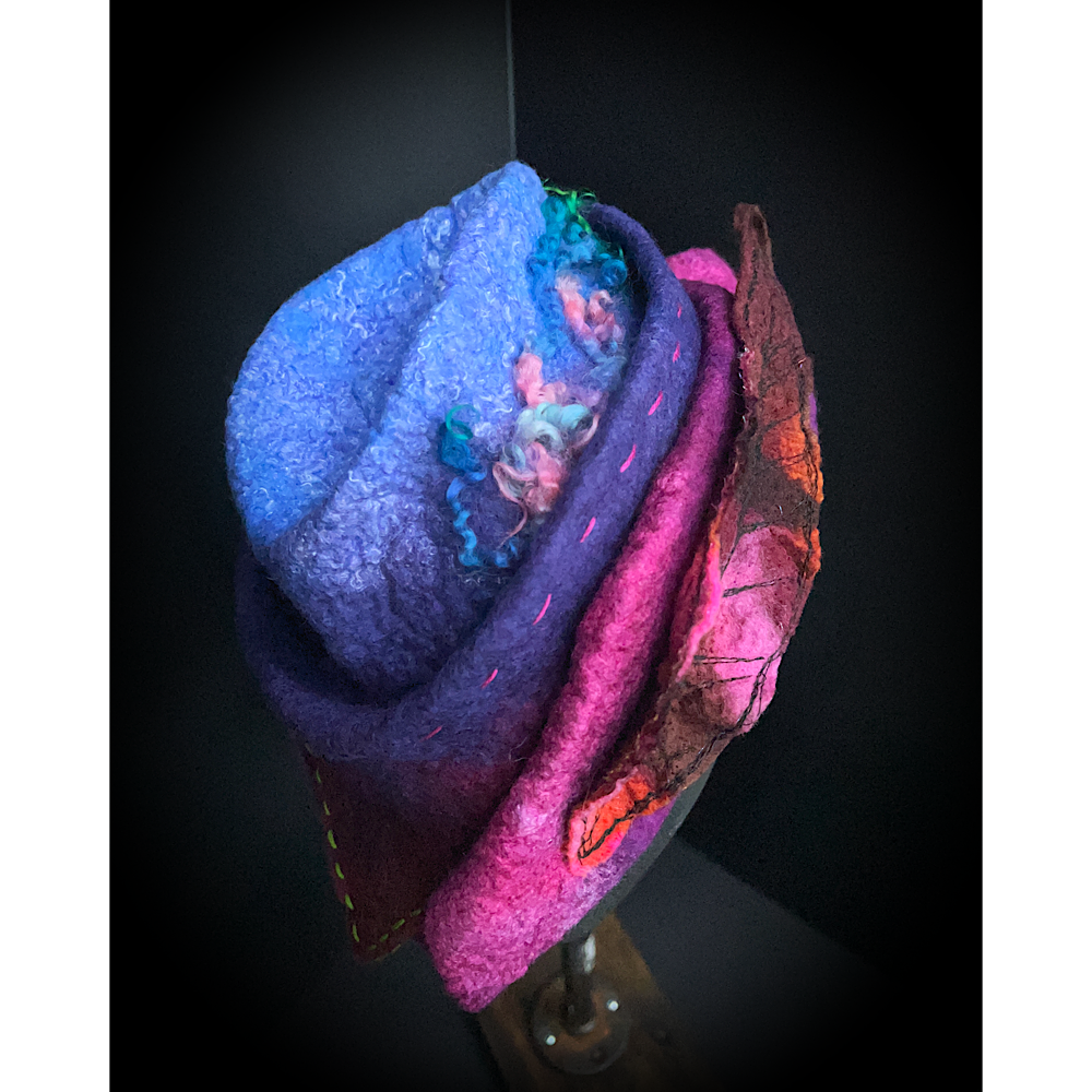 Felted top hat with leaves - 24“