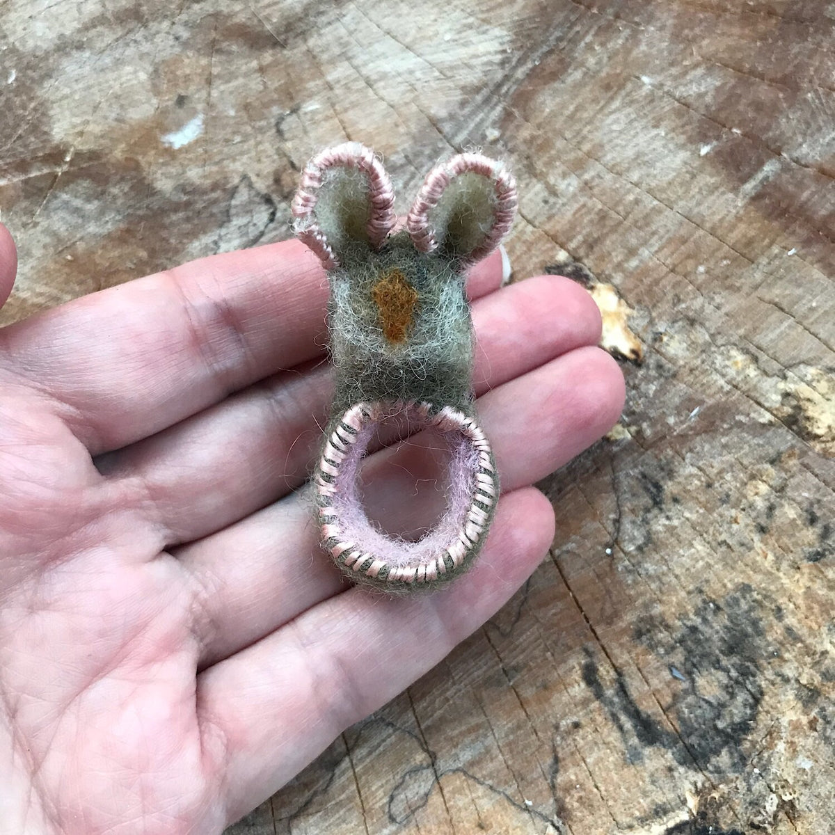 Grey felted bunny ring size 7-8 | Bague Lapin grise grandeur 7-8 - Mynoush