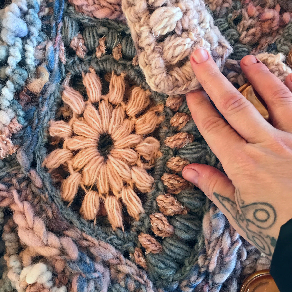 Purple crochet poncho Châle en laine - Mynoush