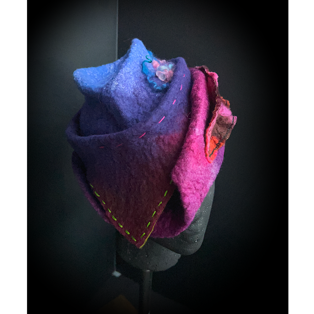 Felted top hat with leaves - 24“