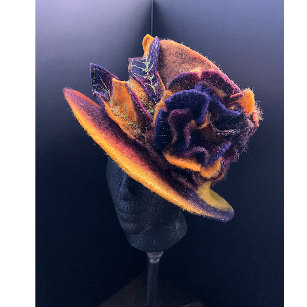 Felted top hat with rose - 23“