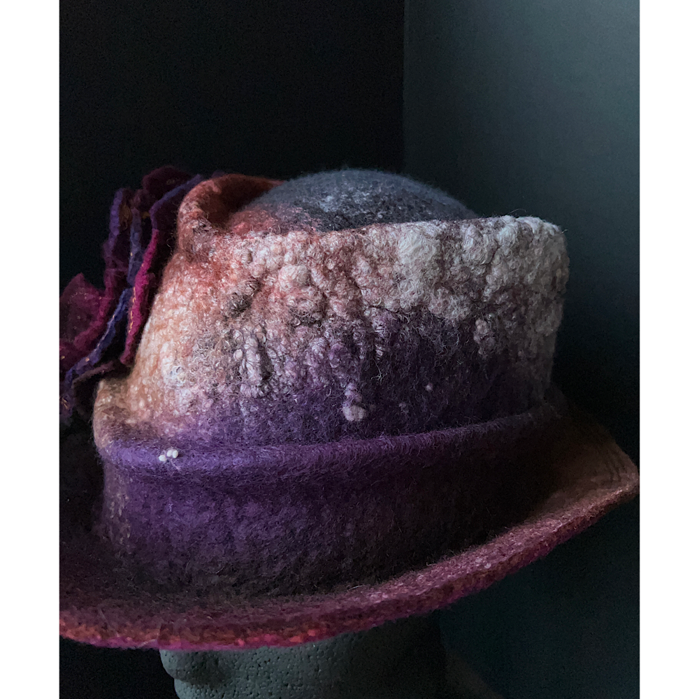 Felted top hat with rose - 22.5“