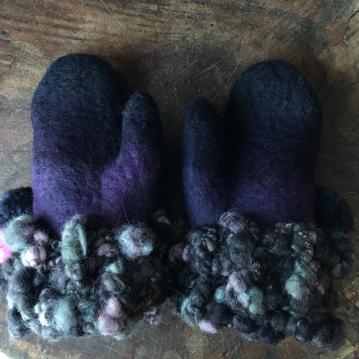Charcoal felted mittens Mitaines grises en feutre - Mynoush