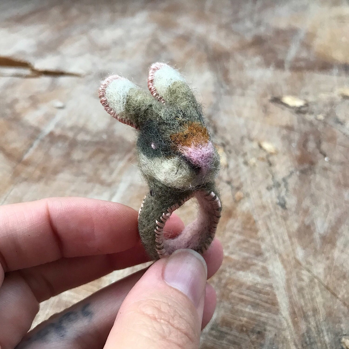 Grey felted bunny ring size 7-8 | Bague Lapin grise grandeur 7-8 - Mynoush