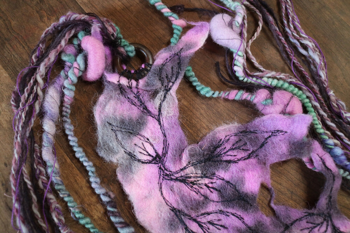 Purple felted headband with embroidery | Bandeau mauve en feutre avec broderie - Mynoush