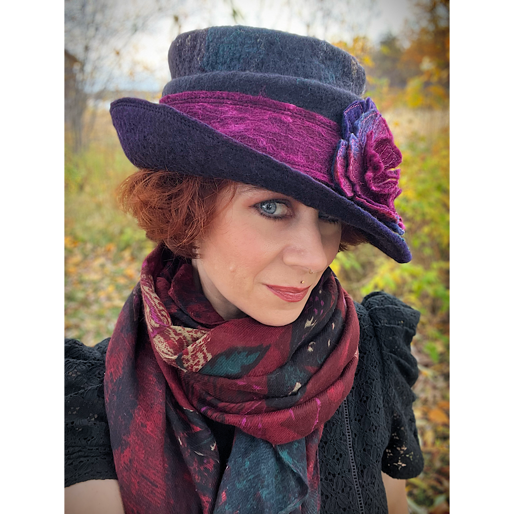 Felted top hat with flower - 24“