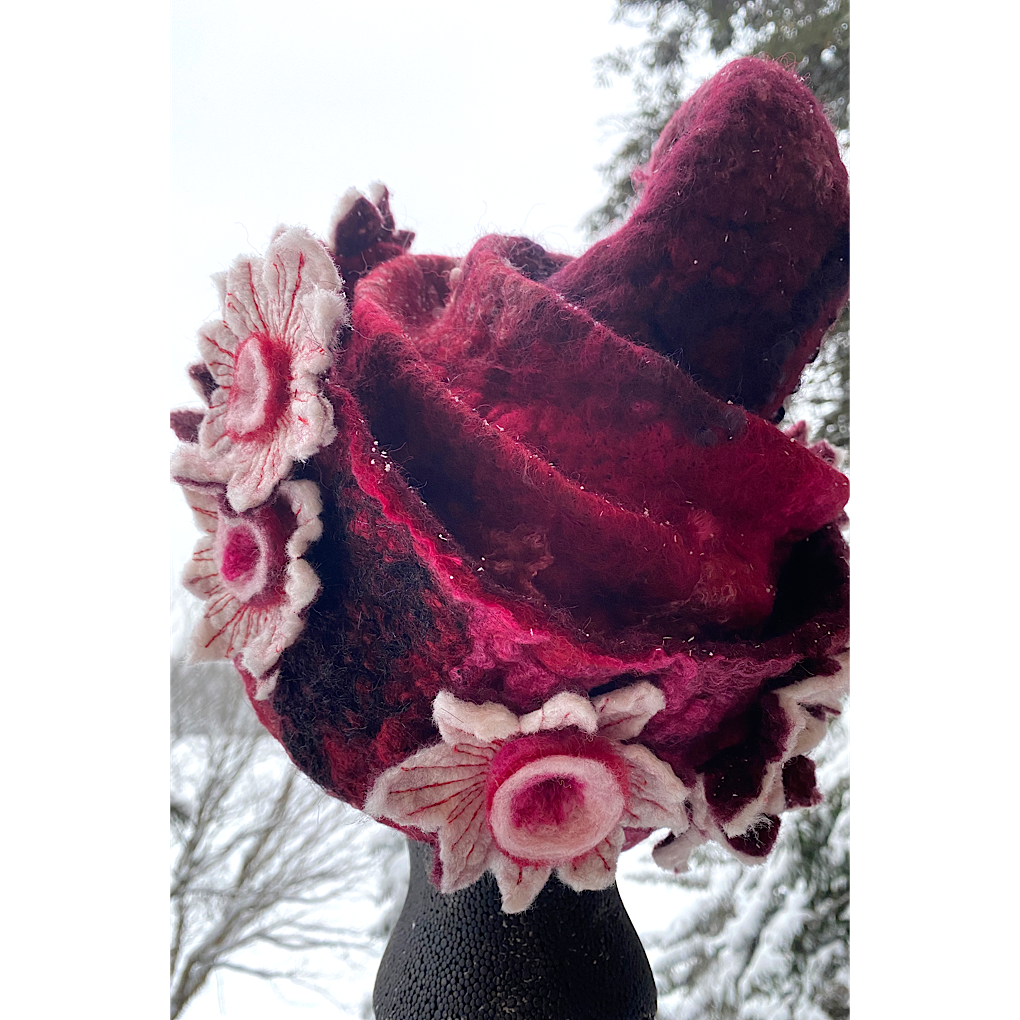 Winter is blooming - Felted hat 23.5“ medium