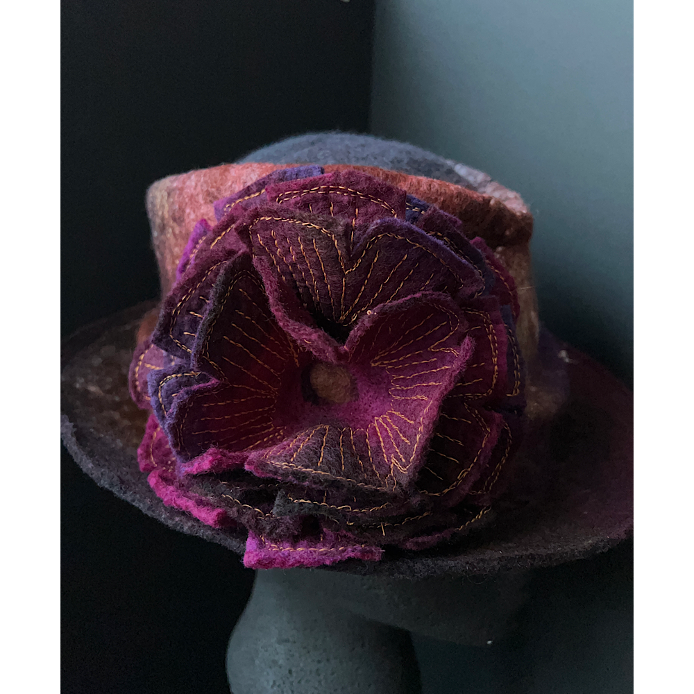 Felted top hat with rose - 22.5“