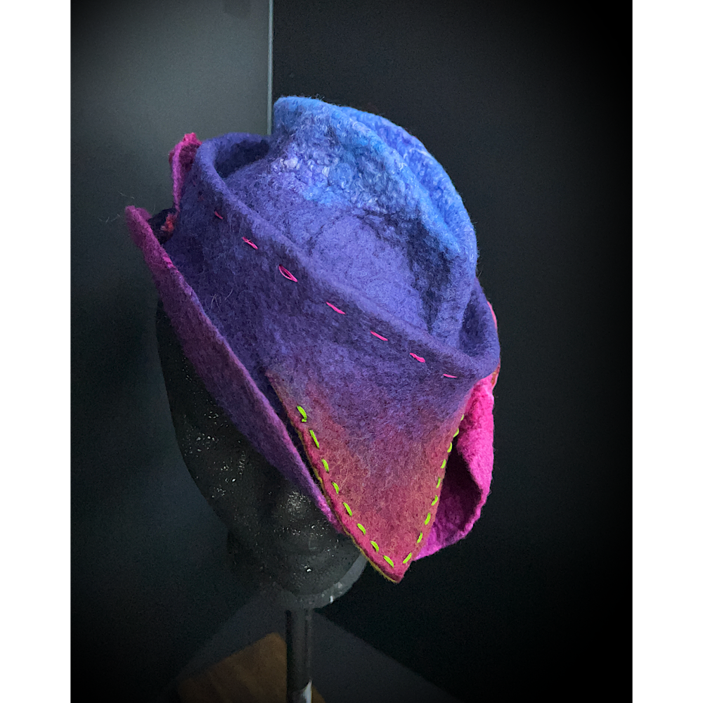 Felted top hat with leaves - 24“