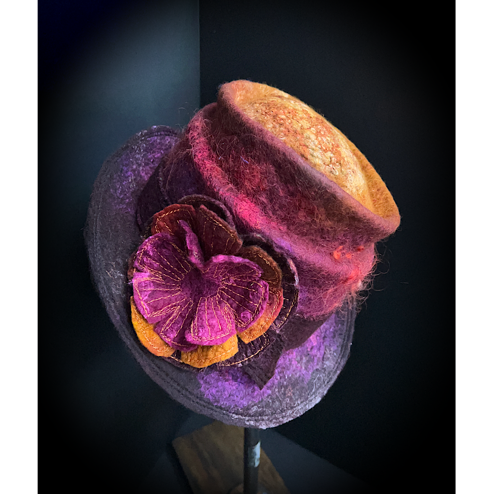 Felted top hat with flower - 24“