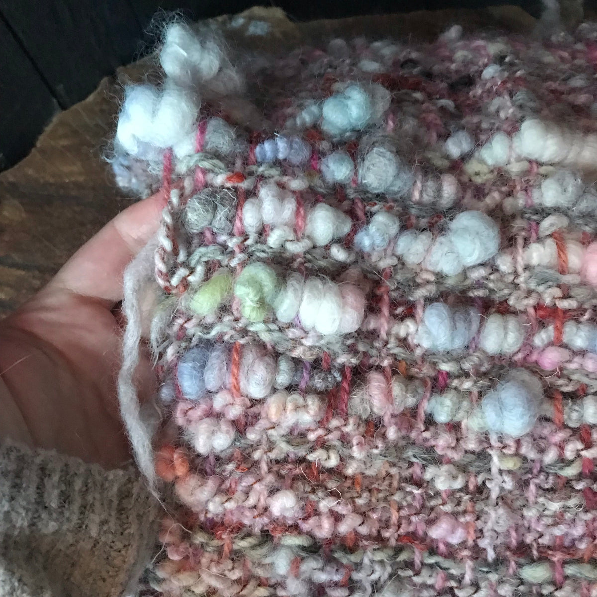 Light pink woven scarf 100% Wool Hand woven 90” x 8”| Foulard rose en laine tissé main 90”x8” - Mynoush