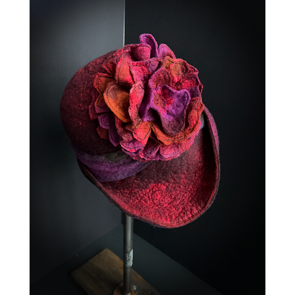 Felted flapper’s hat with rose size 23.5”