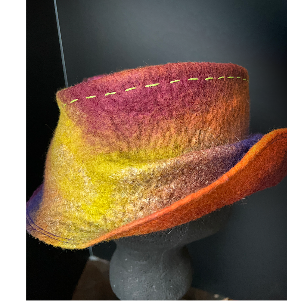 Felted top hat with leaves - 23.5“