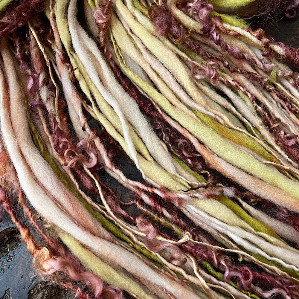 Golden kiss art yarn single