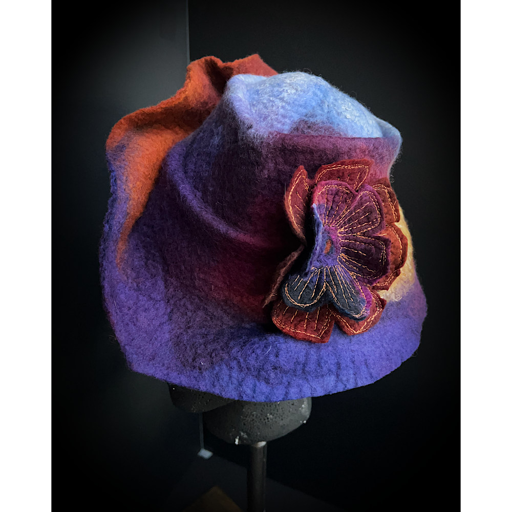 Felted top hat with leaves - 22“ 1/4