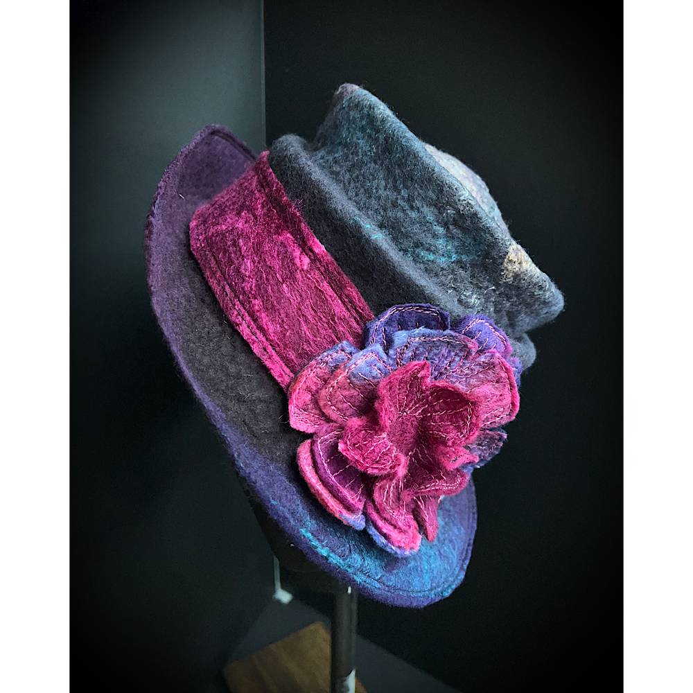 Felted top hat with flower - 24“