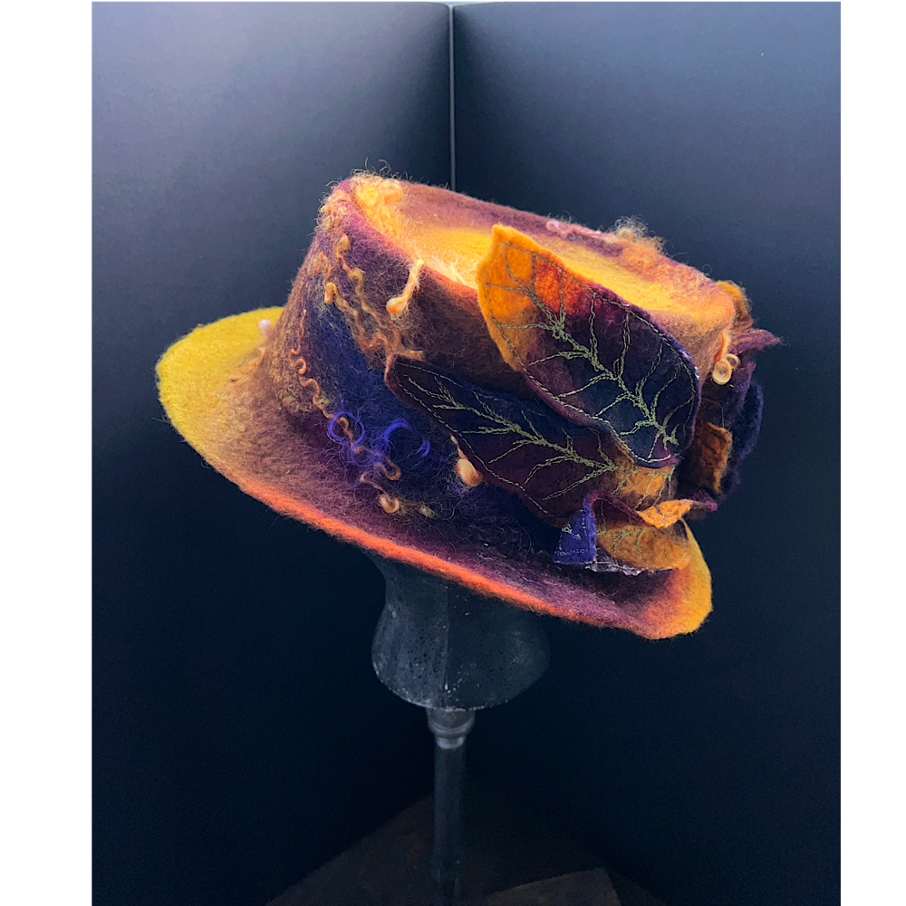 Felted top hat with rose - 23“