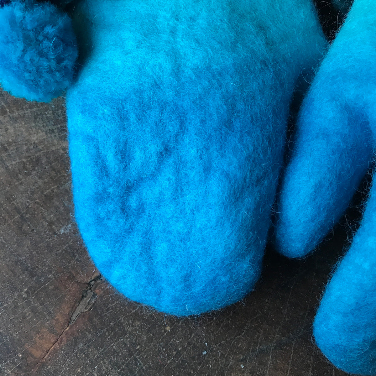 Blue felted mittens Mitaines bleues en feutre - Mynoush