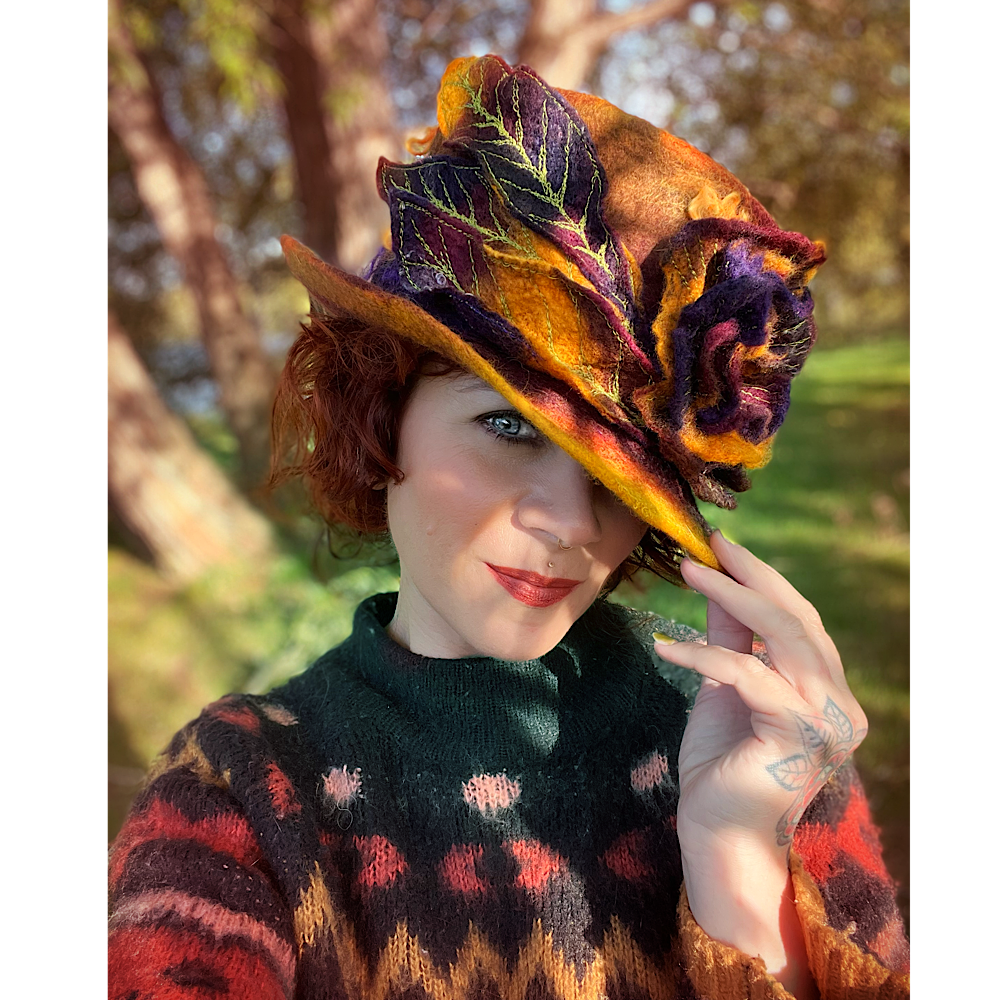 Felted top hat with rose - 23“