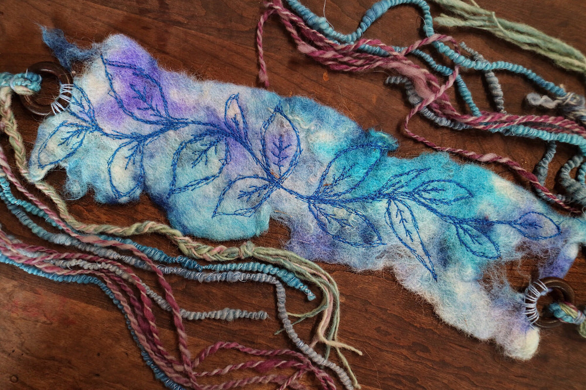 Blue felted headband with embroidery | Bandeau bleu en feutre avec broderie - Mynoush