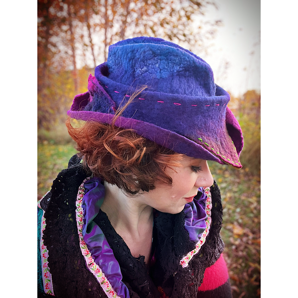 Felted top hat with leaves - 24“