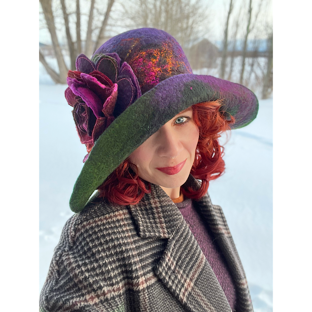 Felted flapper’s hat with rose size 23.5”