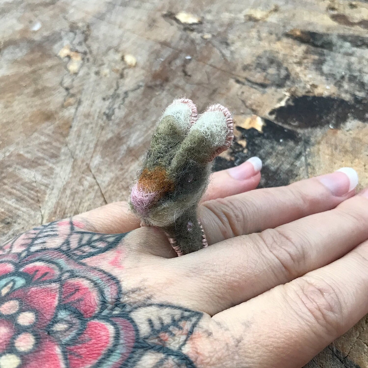 Grey felted bunny ring size 7-8 | Bague Lapin grise grandeur 7-8 - Mynoush