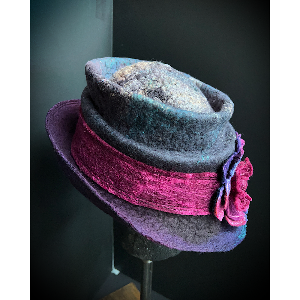 Felted top hat with flower - 24“