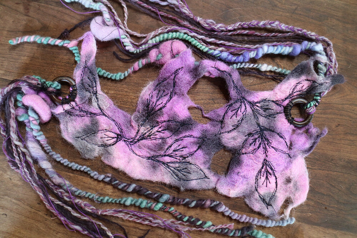 Purple felted headband with embroidery | Bandeau mauve en feutre avec broderie - Mynoush