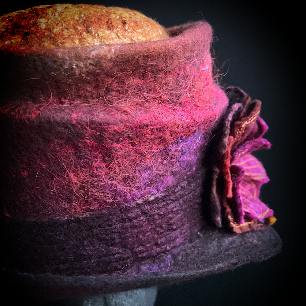 Felted top hat with flower - 24“