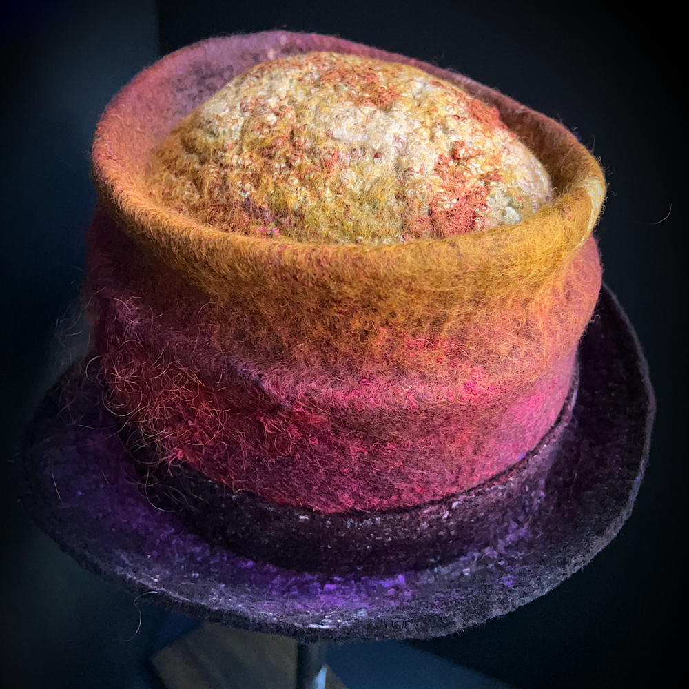 Felted top hat with flower - 24“