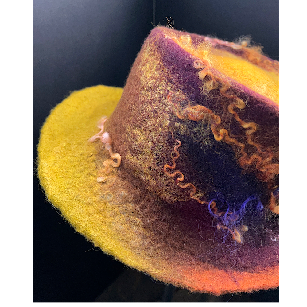 Felted top hat with rose - 23“