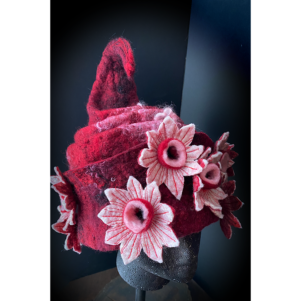 Winter is blooming - Felted hat 24“ medium large